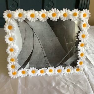 8” x 10” white silk daisy picture frame